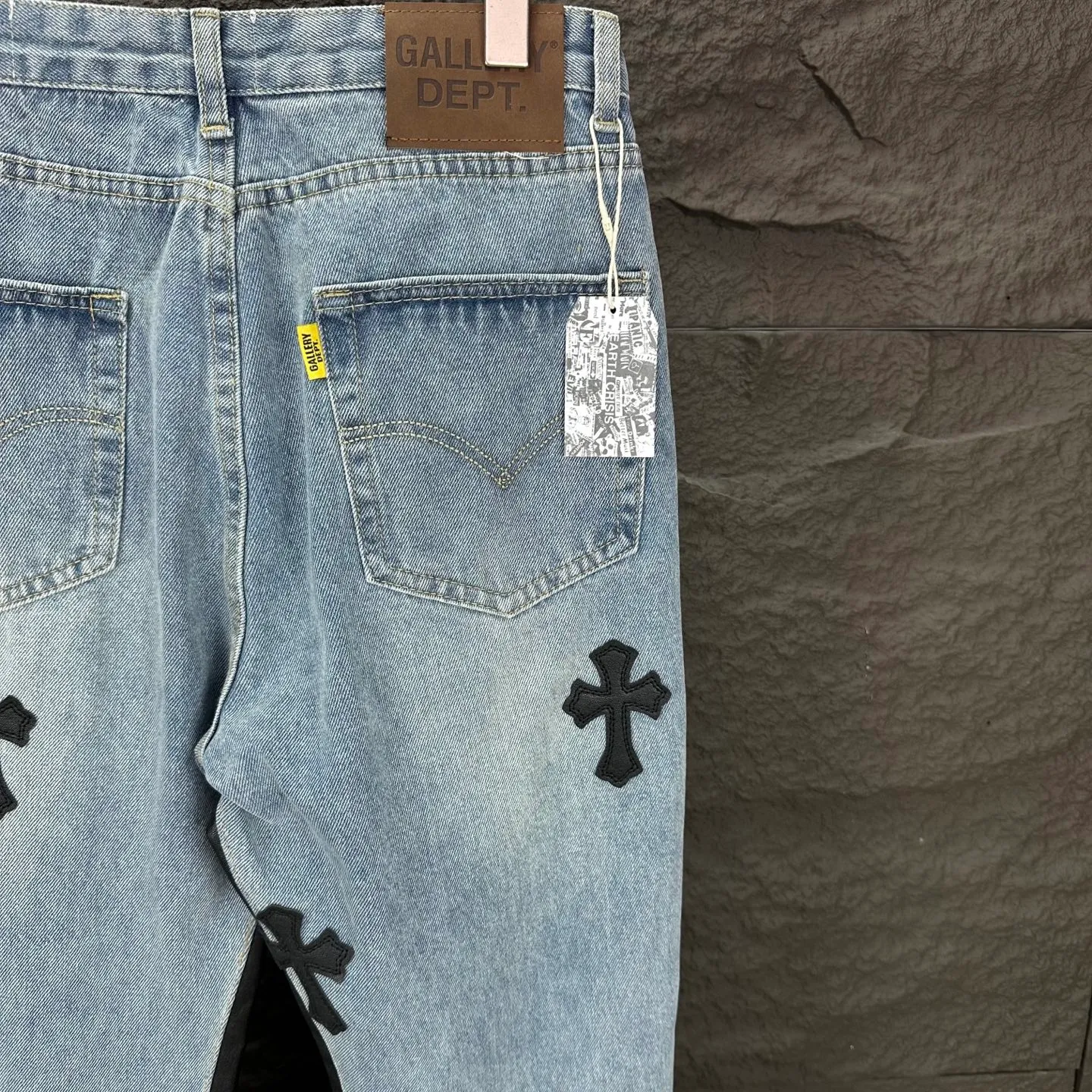 P290 GALLERY DEPT. Co-branded 2025 new multi-stitched cross patch leather couple style loose washed flared jeans 🔥High version🔥High version🔥 Top ceiling quality Styles with different washed textures are very friendly to people with thin legs and thick legs. The straight version is very flattering to the leg shape. Moderate length that never goes out of style, easy to match with casually, basic styling for various styles, a must-have in the wardrobe! The fabric is stiff but also makes the upper body soft without losing texture. The washing process is even more perfect. It is a must-have item for everyone! ! ! Washed wheat, hang tag, pants label, complete with three labels Color: light blue Size: 28, 30, 32, 34, 36 (five sizes)